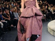 Elle Macpherson y Laetitia Casta deslumbran con diseños de Marc Jacobs en París