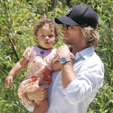 Gabriel Aubry podría reclamar la custodia de su hija