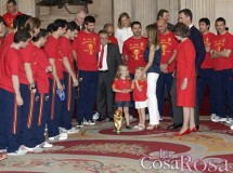 Las infantas Leonor y Sofía se visten de la roja en las celebraciones