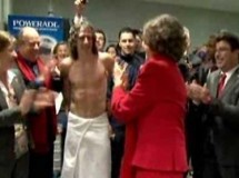 La Reina felicita a la Roja y pilla a Puyol en toalla
