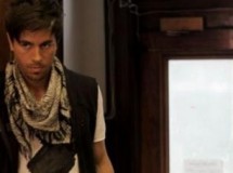 Enrique Iglesias cumple la promesa y surfea desnudo en Miami
