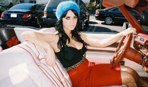 Katy Perry comenta que su discográfica está dirigida por idiotas