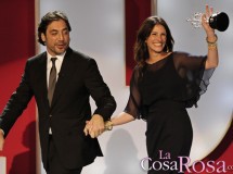 Julia Roberts recibe emocionada el premio Donostia de manos de Javier Bardem