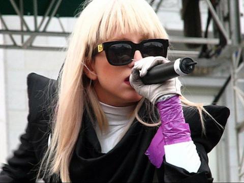 Lady Gaga le gana a Justin Bieber en youtube llegando a los mil millones de visitas