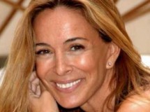 Lydia Bosch se deja ver sonriente con un amigo