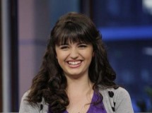Rebecca Black es insultada por los fans de Miley Cyrus y Demi Lovato