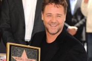 Russell Crowe también las lía en twitter