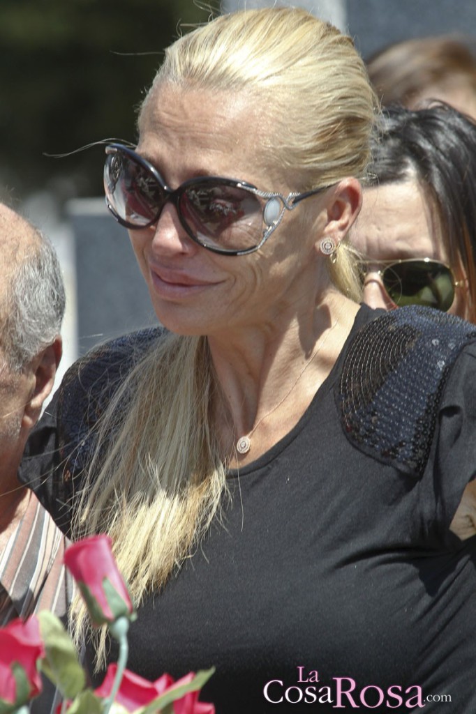 Belén Esteban en el entierro de su abuela Belén Esteban llora en el funeral de su abuela paterna