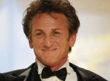 Sean Penn rescata a su asistenta de un accidente en la ducha