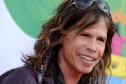 Steven Tyler, Aerosmith, se cae en la ducha