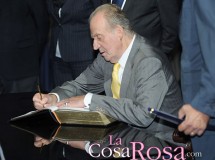 El Rey se golpea el ojo izquierdo con una puerta
