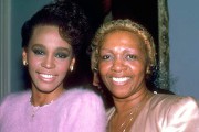 La madre de Whitney Houston, destrozada por la autopsia de la cantante