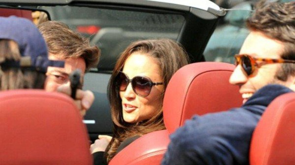Pippa, muy bromista en París Pippa juega con un arma en París