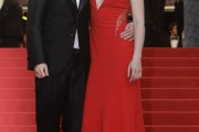 Kristen Stewart y Tom Sturridge apoyan a Robert Pattinson