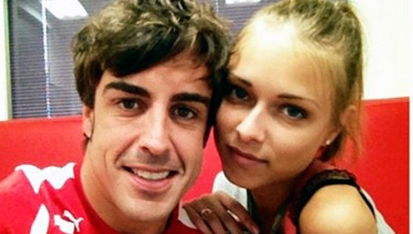 Fernando Alonso cuelga fotos con Dasha Kapustina en Twitter