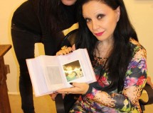 Alaska y Mario inauguran su exposición de fotografías