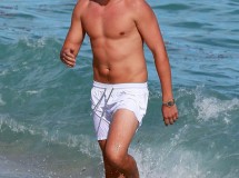 Vito Schnabel, el nuevo chico de Demi Moore, en la playa