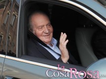 El Rey llega sonriente a la clínica La Milagrosa