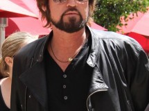 Billy Ray Cyrus se considera padre y amigo de Miley