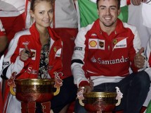 Fernando Alonso celebra junto a Dasha Kapustina su victoria en Shanghái