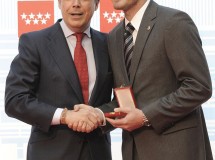 Iker Casillas recibe la Medalla de Oro de la Comunidad de Madrid junto a Sara Carbonero
