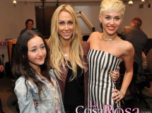 A Miley Cyrus le preocupa su hermana Noah tras el divorcio de sus padres