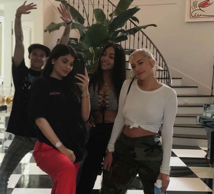 Kylie Jenner se deja ver con ropa holgada y Kris Jenner no habla