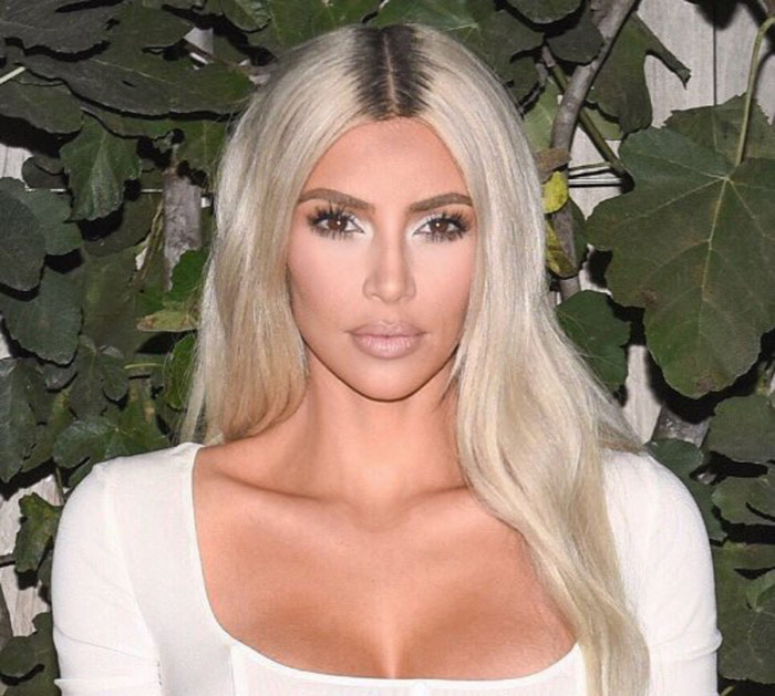Kim Kardashian sufre para ser rubia platina