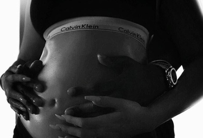 Khloe Kardashian muestra su embarazo