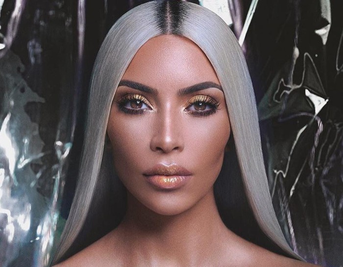 Kim Kardashian sufre para ser rubia platina
