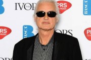 3748Jimmy Page recibe un premio como reconocimiento a las ventas de su libro