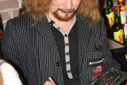 Medina Azahara Manuel Martínez firmando discos