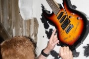 Medina Azahara Manuel Martínez firmando guitarra