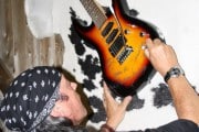 Medina Azahara Manuel Reyes firmando guitarra
