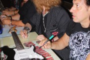 Medina Azahara firmando guitarra