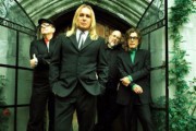 4686Cheap Trick se libran de caer junto al escenario del Bluesfest canadiense