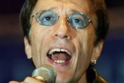 9935Robin Gibb, cantante de los Bee Gees en coma