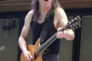 10828Malcolm Young anuncia disco de AC/DC para dentro de un año o dos
