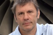10372Bruce Dickinson abre un nuevo negocio de aviación civil en Gales
