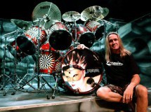 Nicko Mc Brain, Iron Maiden, sufre un intento de apuñalamiento por parte de su mujer
