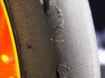 Bridgestone pide disculpas a Pedrosa por el estado de sus neumáticos