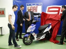 Jorge Lorenzo visita Yamaha Motor España antes del inicio del GP Jerez