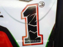 Max Biaggi se decanta por el número 1 en el carenado, pero con el 3 presente