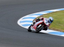 Carlos Checa domina los 1ª sesión libre de las Superbikes en Donington Park