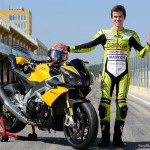 Nico Terol prueba la Aprilia Tuono tras la presentación