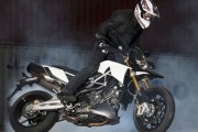 9774Aprilia Dorsoduro 1200. Alta calidad