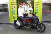Randy De Puniet y su premio de consolación tras el GP MotoGP Le Mans
