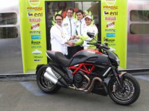 Randy De Puniet y su premio de consolación tras el GP MotoGP Le Mans