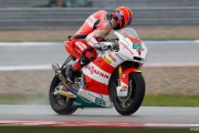 Stefan Bradl domina una accidentada FP1 de Moto2 en Assen