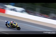 10822Stefan Bradl gana una carrera complicada en agua de Moto2 en Silverstone